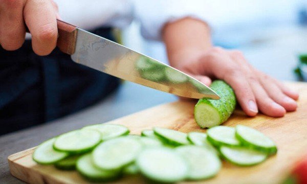 黄瓜是“激素瓜”，常吃有毒还致癌？提醒：这种黄瓜确实要少吃